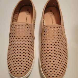 Time and Tru Women's 8 slip on sneaker NEW